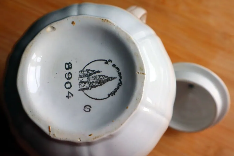 Grande cafetière vintage en faïence Saint-Amand – Décor Oiseaux et Or