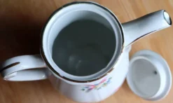 Grande cafetière vintage en faïence Saint-Amand – Décor Oiseaux et Or