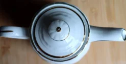 Grande cafetière vintage en faïence Saint-Amand – Décor Oiseaux et Or