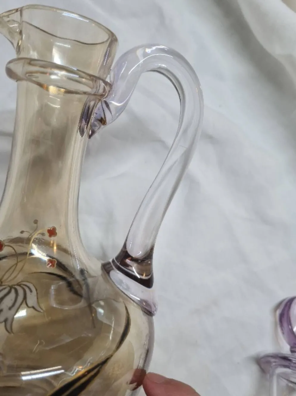 Grande Carafe Art nouveau verre emaillé irisé et fleurs