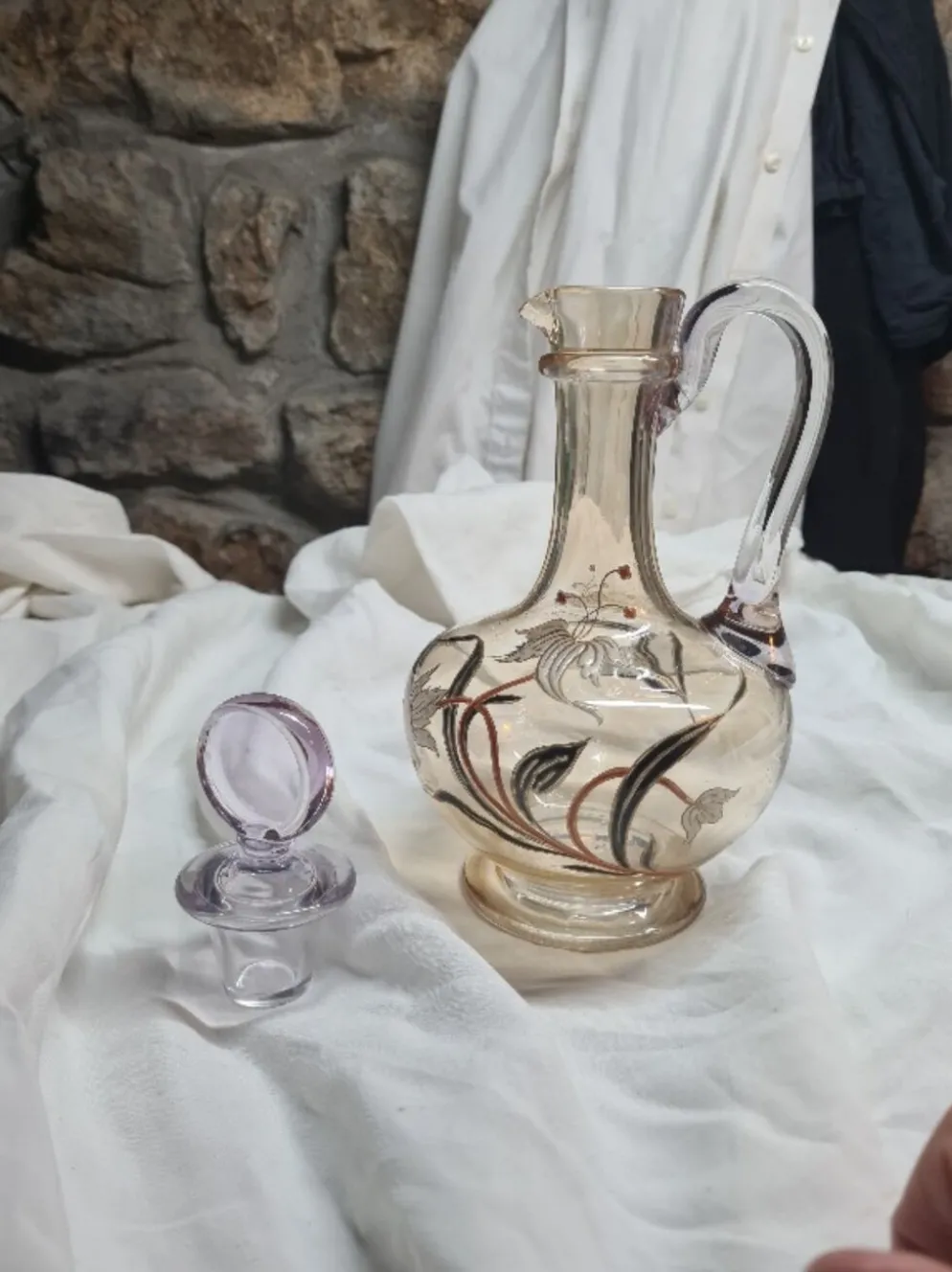 Grande Carafe Art nouveau verre emaillé irisé et fleurs