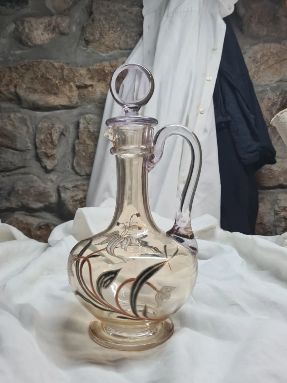 Grande Carafe Art nouveau verre emaillé irisé et fleurs