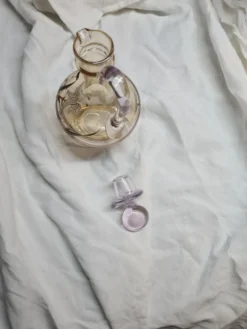 Grande Carafe Art nouveau verre emaillé irisé et fleurs