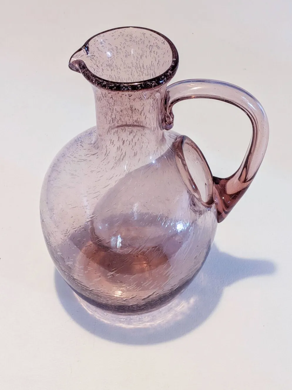 Grande carafe pichet à glace Verrerie de Biot en verre bullé améthyste