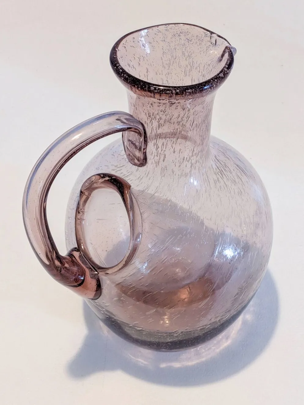 Grande carafe pichet à glace Verrerie de Biot en verre bullé améthyste