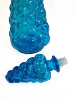 Grande carafe vintage en verre bleu piscine