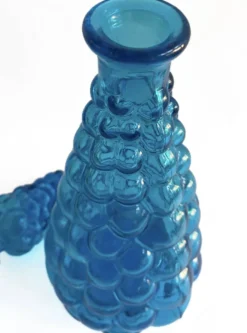 Grande carafe vintage en verre bleu piscine