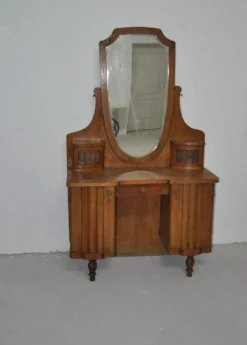 Grande coiffeuse vintage en bois marron avec miroir ovale et rangements intégrés