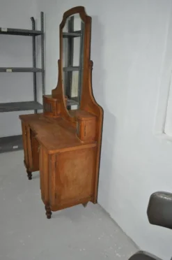 Grande coiffeuse vintage en bois marron avec miroir ovale et rangements intégrés