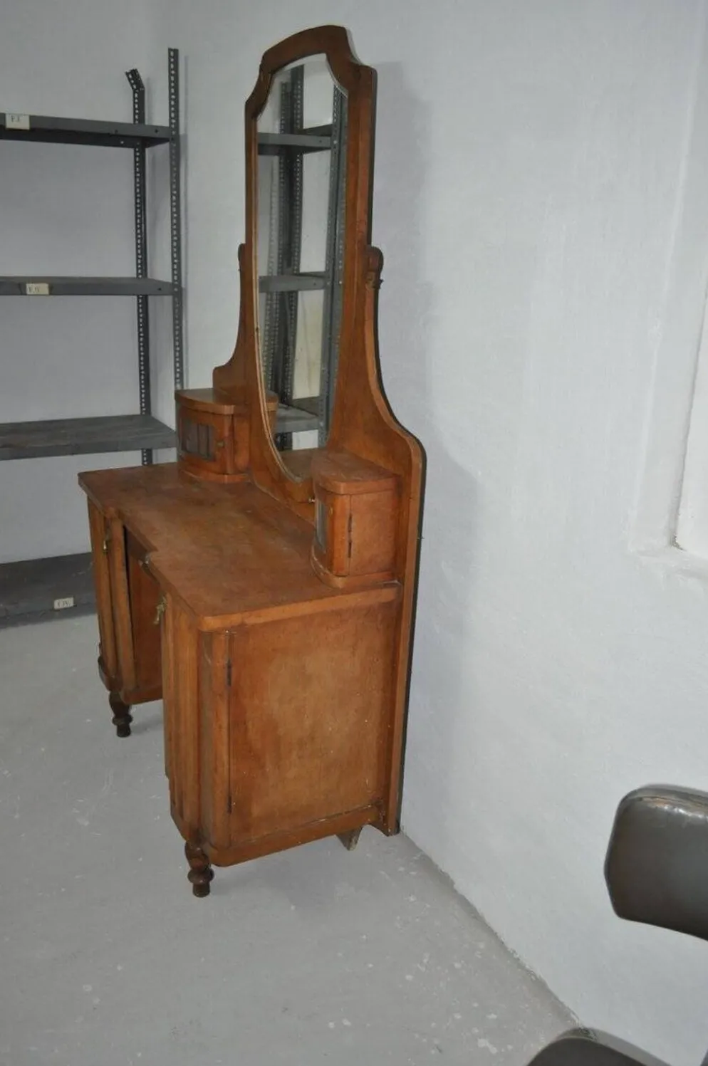 Grande coiffeuse vintage en bois marron avec miroir ovale et rangements intégrés