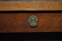 Grande coiffeuse vintage en bois marron avec miroir ovale et rangements intégrés