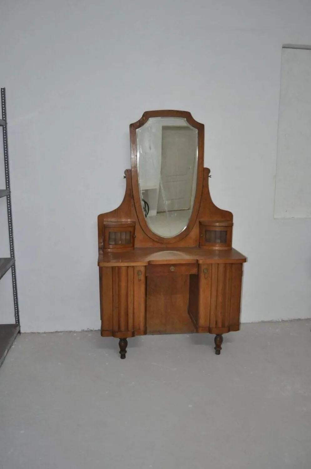 Grande coiffeuse vintage en bois marron avec miroir ovale et rangements intégrés