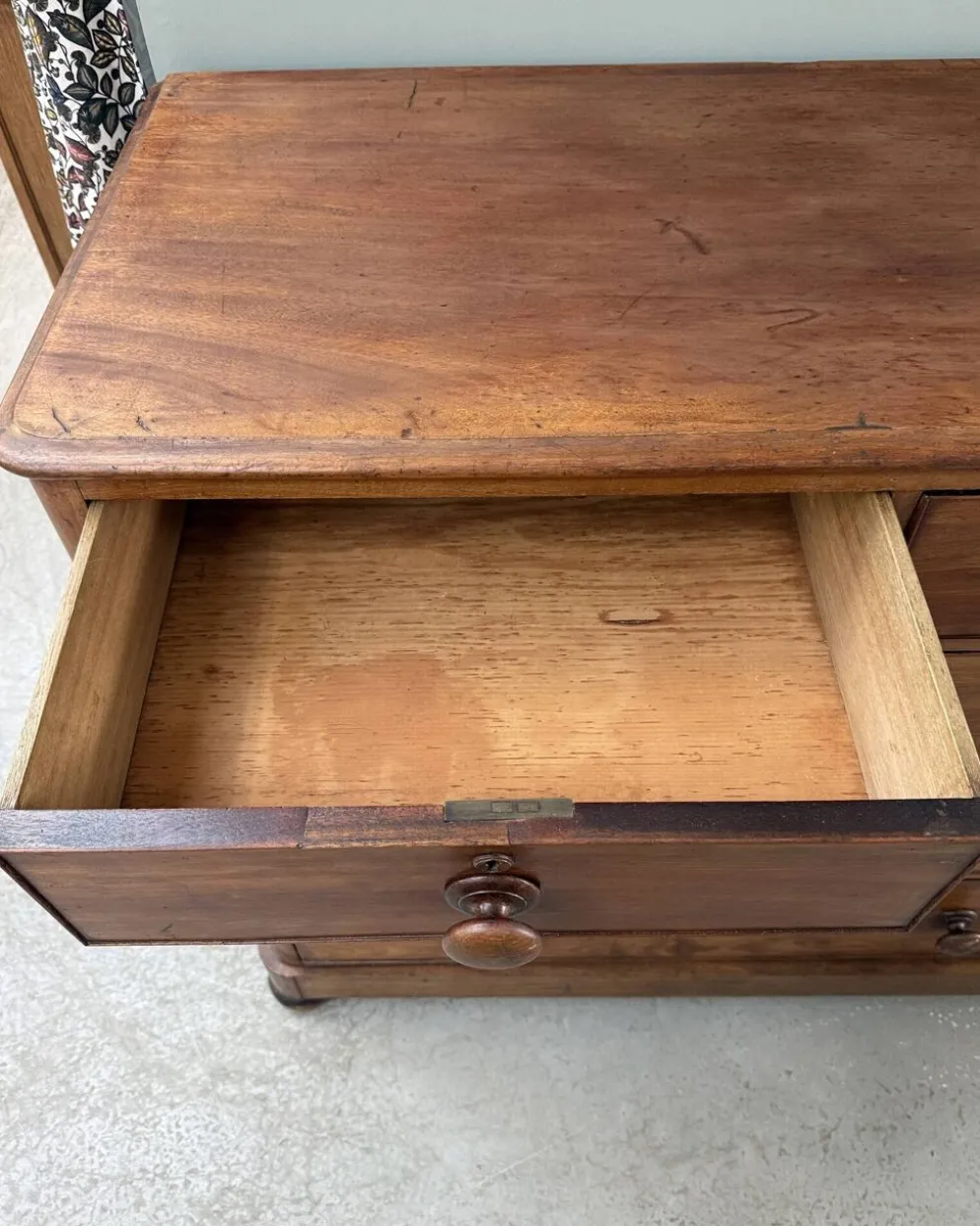 Grande commode anglaise victorienne en acajou (rénovée)
