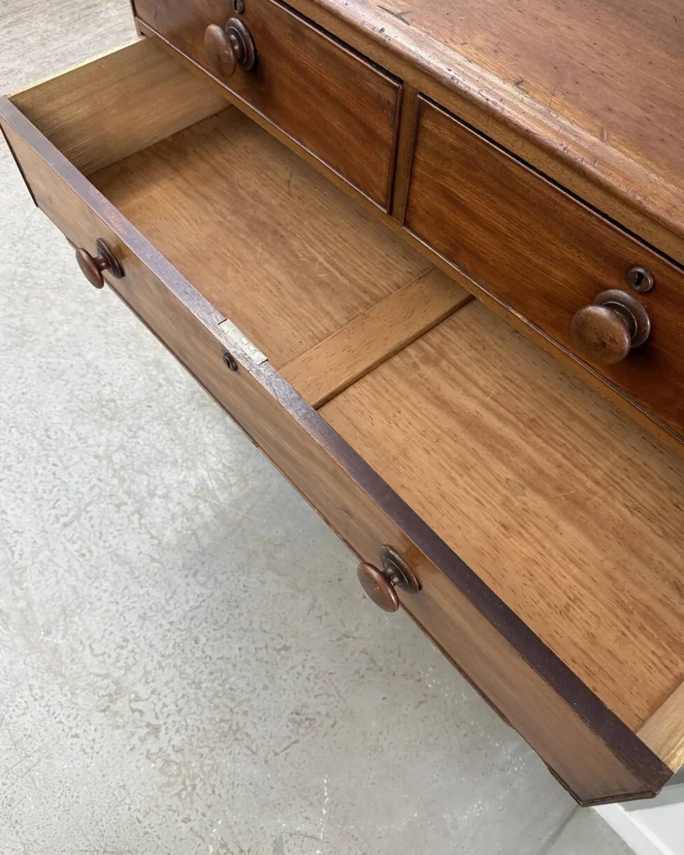 Grande commode anglaise victorienne en acajou (rénovée)