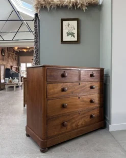 Grande commode anglaise victorienne en acajou (rénovée)