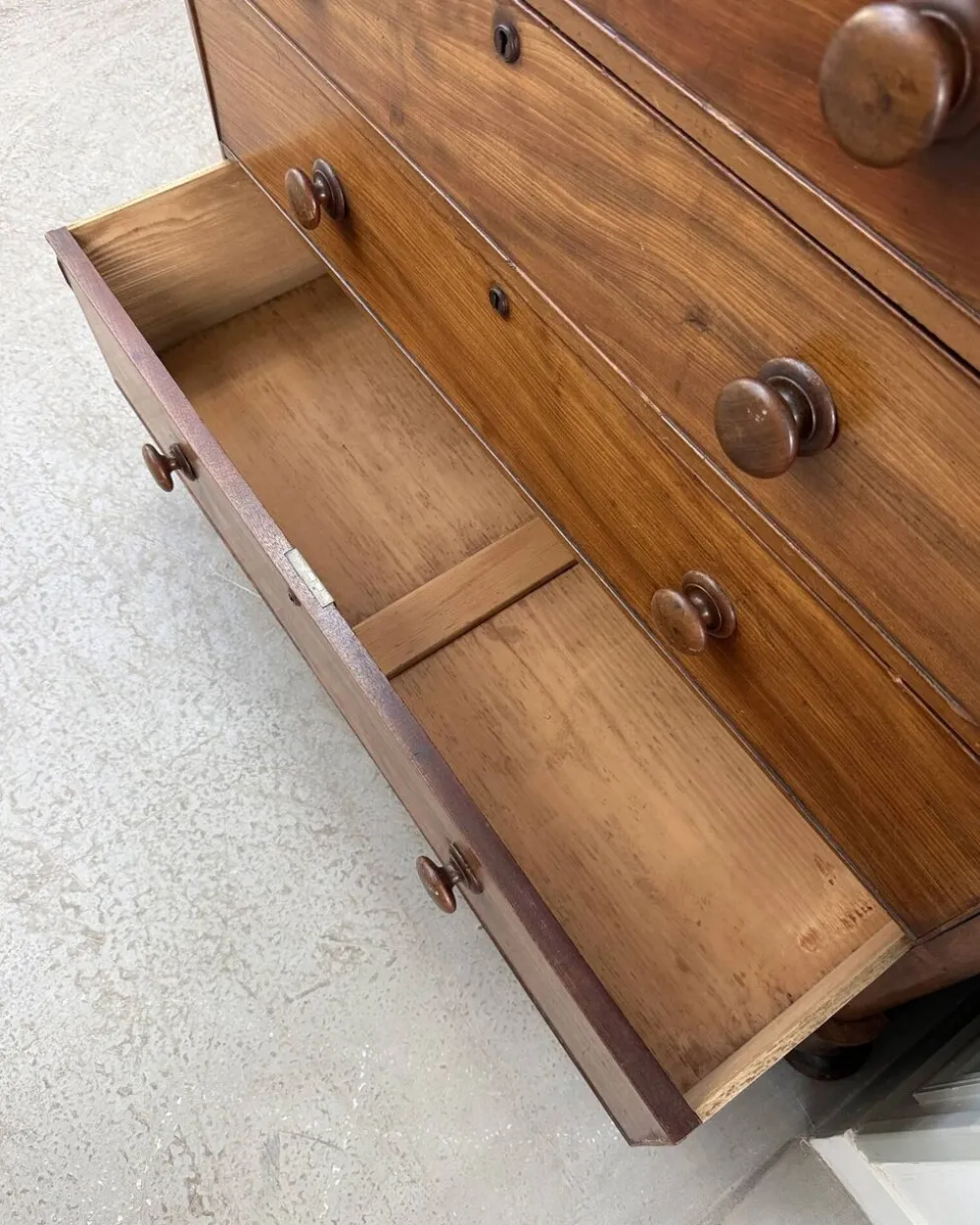 Grande commode anglaise victorienne en acajou (rénovée)