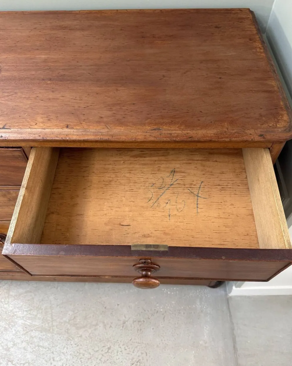 Grande commode anglaise victorienne en acajou (rénovée)