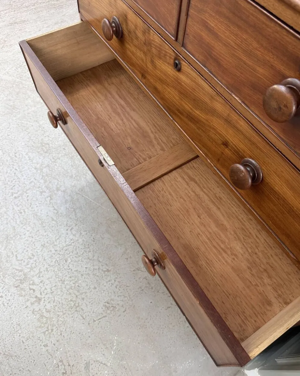 Grande commode anglaise victorienne en acajou (rénovée)