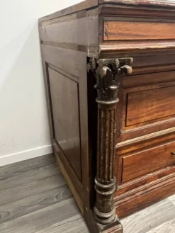 Grande commode style Empire en bois / acajou – 4 tiroirs