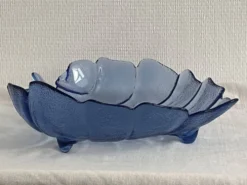 Grande coupe à fruit en forme de feuille, en verre moulé bleu