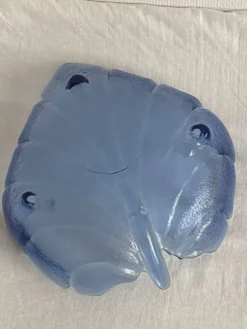 Grande coupe à fruit en forme de feuille, en verre moulé bleu