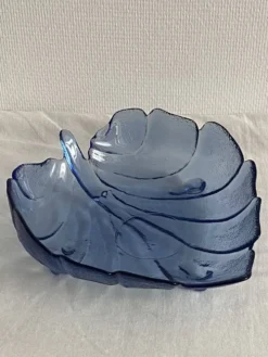 Grande coupe à fruit en forme de feuille, en verre moulé bleu