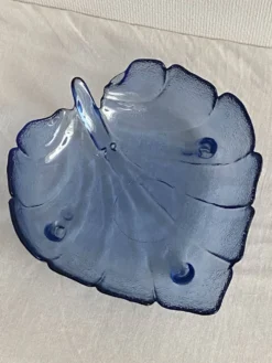 Grande coupe à fruit en forme de feuille, en verre moulé bleu