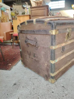 Grande malle bombée d'époque 1900 signée Moynat Paris en bois