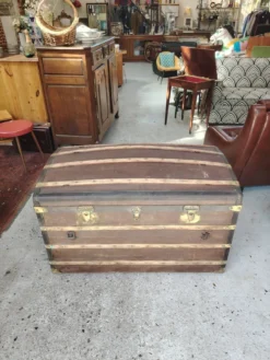 Grande malle bombée d'époque 1900 signée Moynat Paris en bois