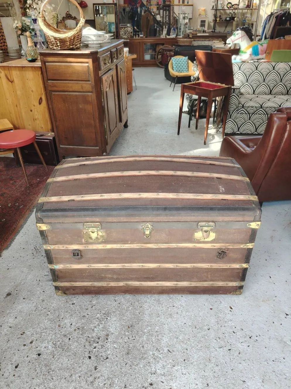 Grande malle bombée d'époque 1900 signée Moynat Paris en bois
