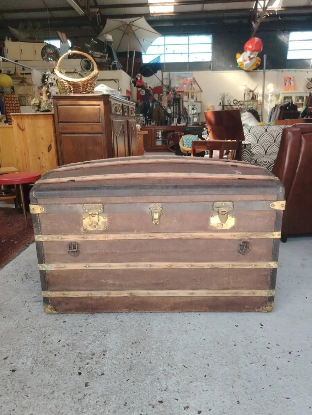 Grande malle bombée d'époque 1900 signée Moynat Paris en bois