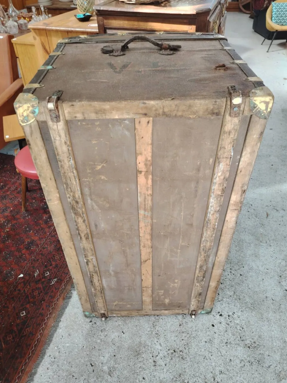 Grande malle bombée d'époque 1900 signée Moynat Paris en bois
