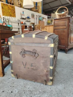 Grande malle bombée d'époque 1900 signée Moynat Paris en bois