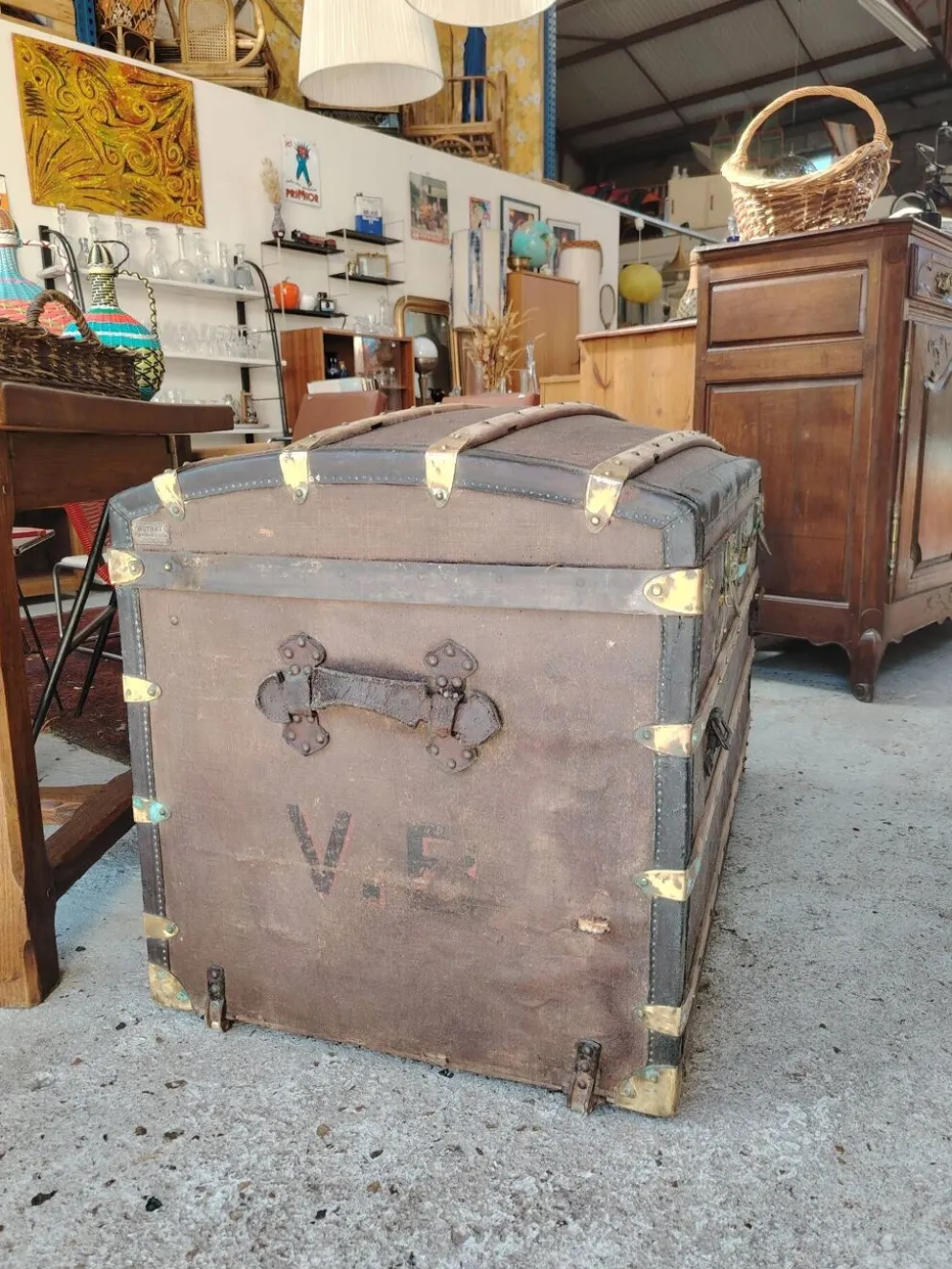 Grande malle bombée d'époque 1900 signée Moynat Paris en bois