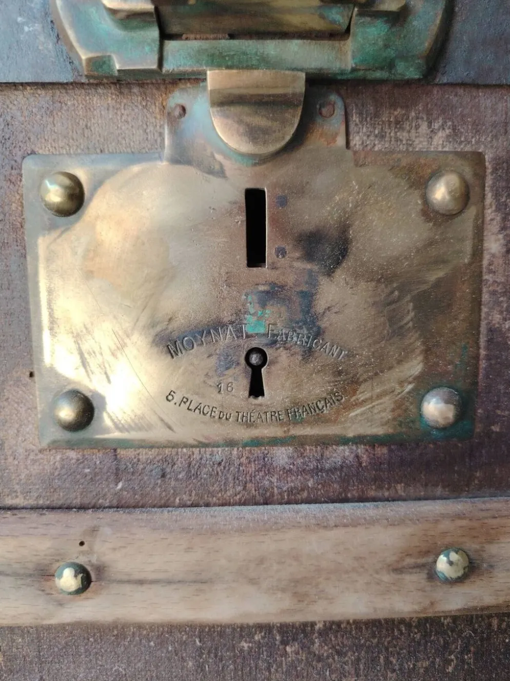 Grande malle bombée d'époque 1900 signée Moynat Paris en bois