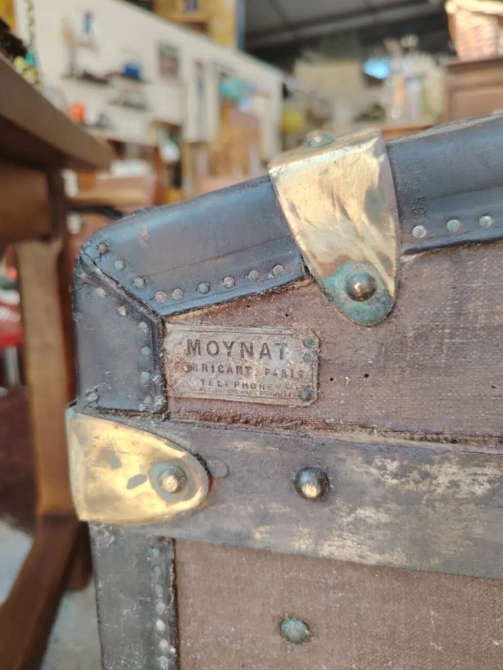 Grande malle bombée d'époque 1900 signée Moynat Paris en bois