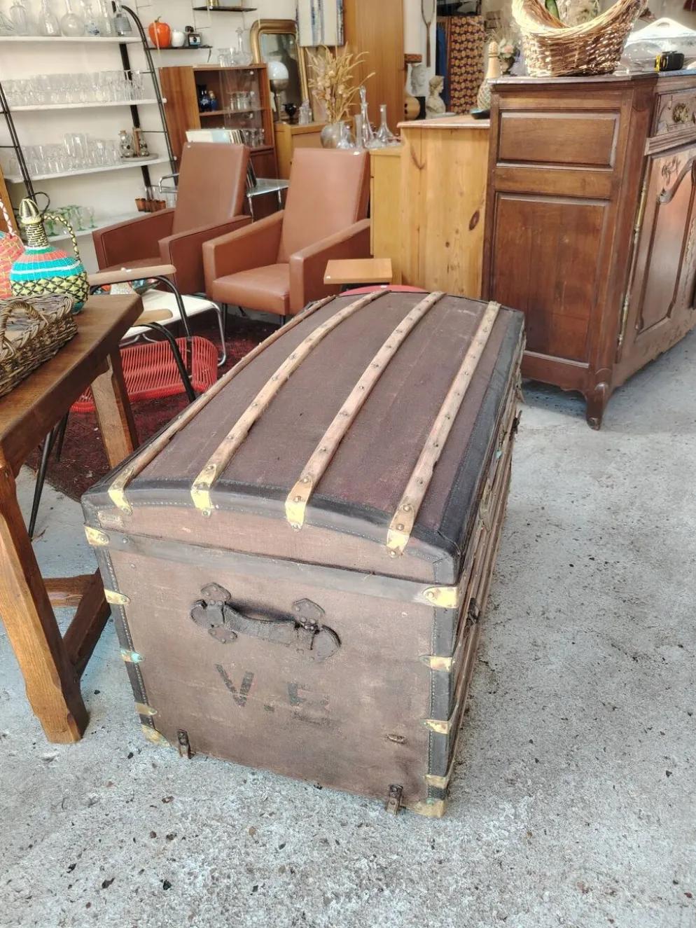 Grande malle bombée d'époque 1900 signée Moynat Paris en bois
