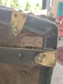 Grande malle bombée d'époque 1900 signée Moynat Paris en bois