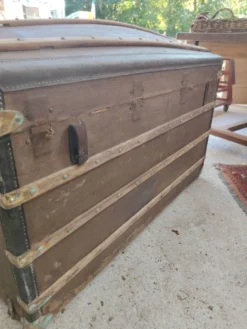 Grande malle bombée d'époque 1900 signée Moynat Paris en bois