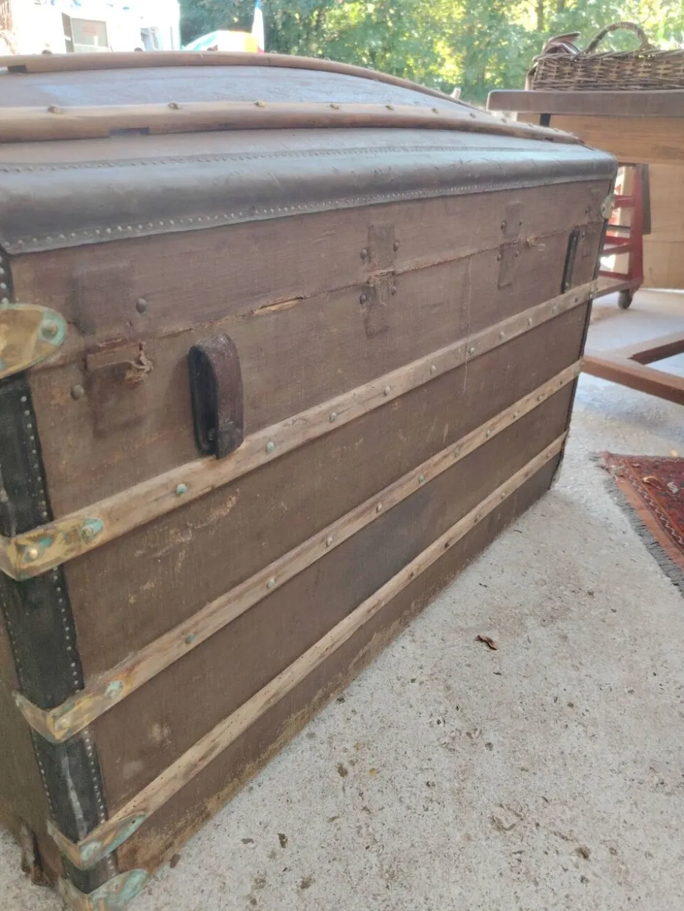 Grande malle bombée d'époque 1900 signée Moynat Paris en bois