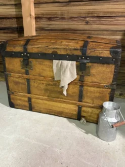 Grande malle de voyage bombée ancienne – restaurée avec soin