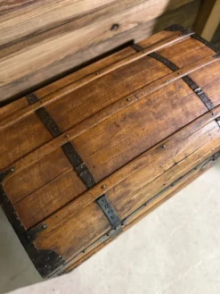 Grande malle de voyage bombée ancienne – restaurée avec soin