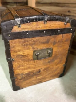 Grande malle de voyage bombée ancienne – restaurée avec soin
