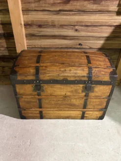 Grande malle de voyage bombée ancienne – restaurée avec soin