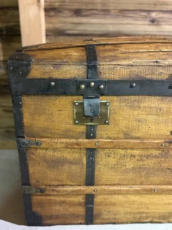 Grande malle de voyage bombée ancienne – restaurée avec soin