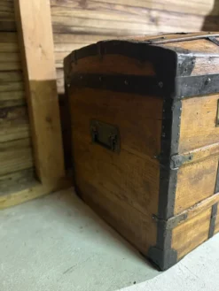 Grande malle de voyage bombée ancienne – restaurée avec soin