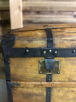 Grande malle de voyage bombée ancienne – restaurée avec soin
