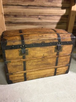 Grande malle de voyage bombée ancienne – restaurée avec soin