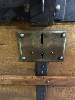 Grande malle de voyage bombée ancienne – restaurée avec soin