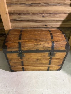 Grande malle de voyage bombée ancienne – restaurée avec soin